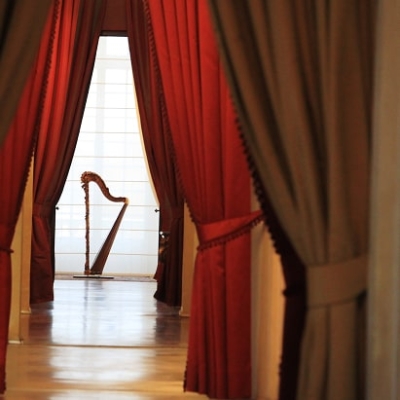 Театров и музеев